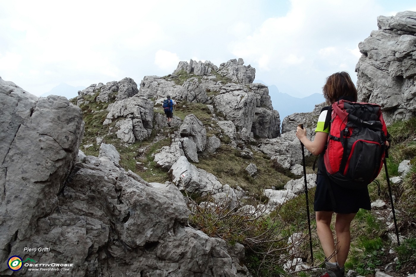 72 Discesa tra roccioni.JPG